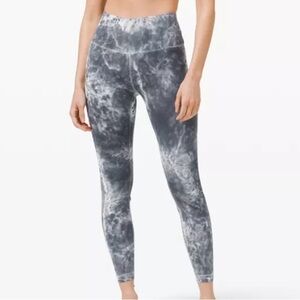 2022-Lululemon NWT Wunder Under HR Crop
21" *MDye size 6